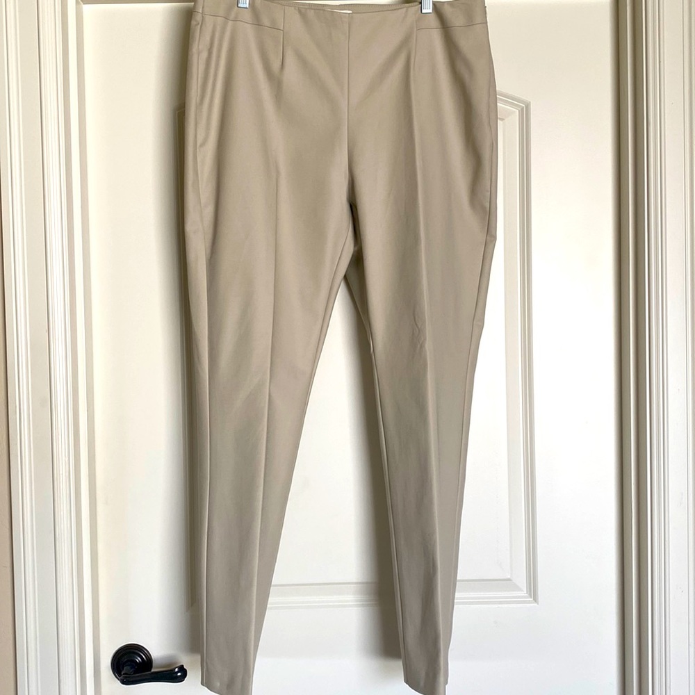 Chico’s Katherine So Slimming pants - Putty NWOT. Size =12. Excellent condition.